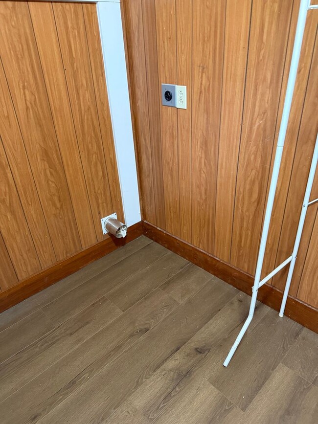 Building Photo - 3 Bedroom 3 Bath on an 1 Acre Landlord does yard