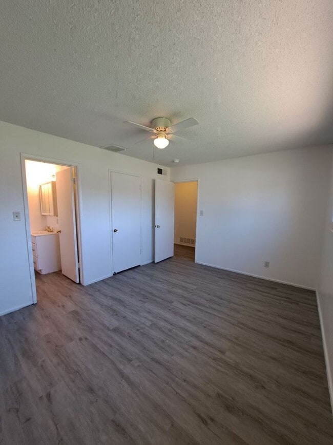 Building Photo - Amazing 3 Bedroom Home Near Cedar and Gett...