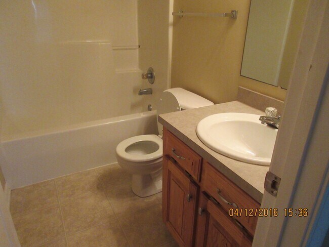 Building Photo - Landmark Pointe