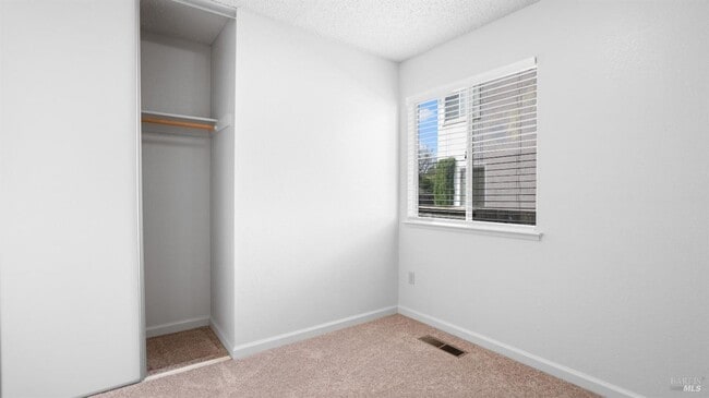 Building Photo - Super Cute with Lots to Offer!