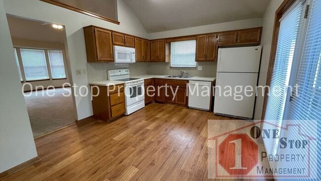Building Photo - Spacious 3 bedroom, 2 bathroom duplex in K...