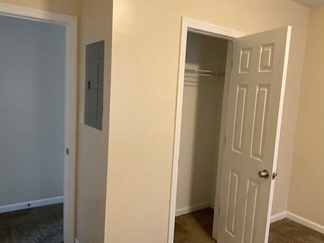 Building Photo - 22 Oak St