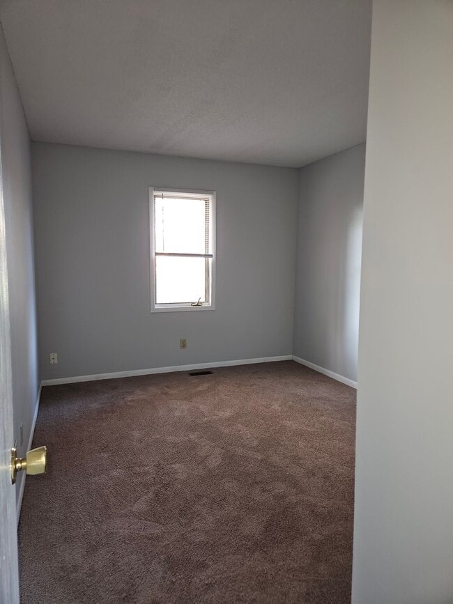 Building Photo - 2 bdrm off Mattis Ave