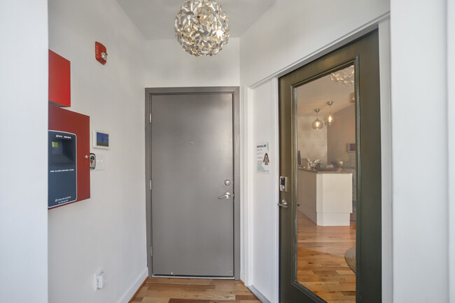 Vestibule Entry Way - 211 W Read St