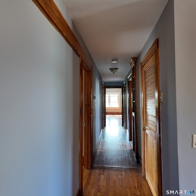 Building Photo - 553 Townsend Ave