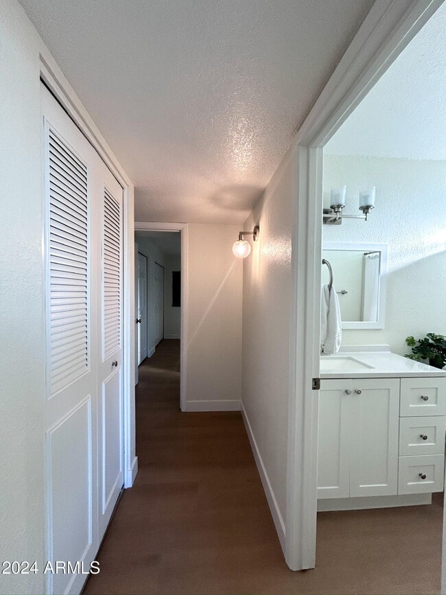 Building Photo - 1126 W Oxford Dr