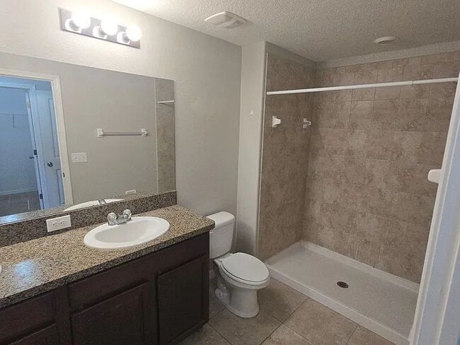 Building Photo - Spacious Townhome with Pond Views | 3BR + Loft + Screened Patio