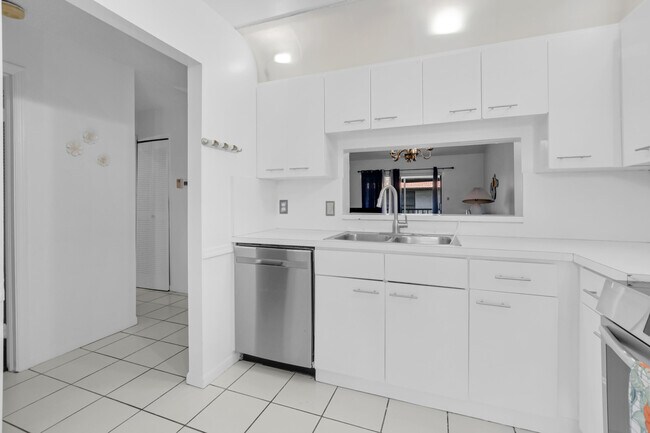 Building Photo - 300 E Club Cir