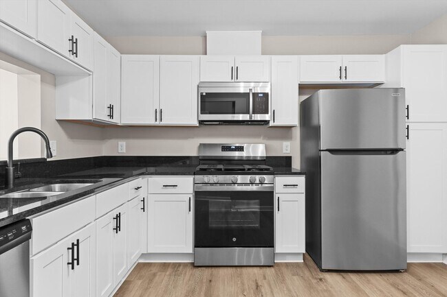 Building Photo - Stylish Living Meets Ultimate Convenience in This 3BR/2.5BA Ocean Lakes Townhome!