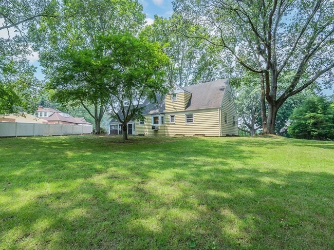 Building Photo - 65 Beechwood Dr