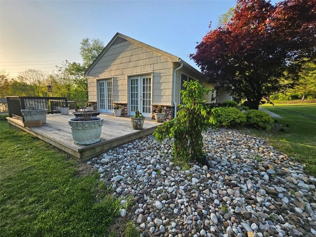 Building Photo - 13 Old Quaker Hill Rd