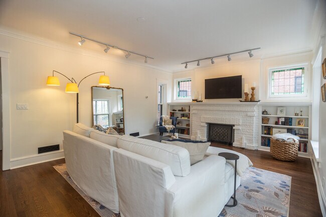 Building Photo - 901 W Ainslie St