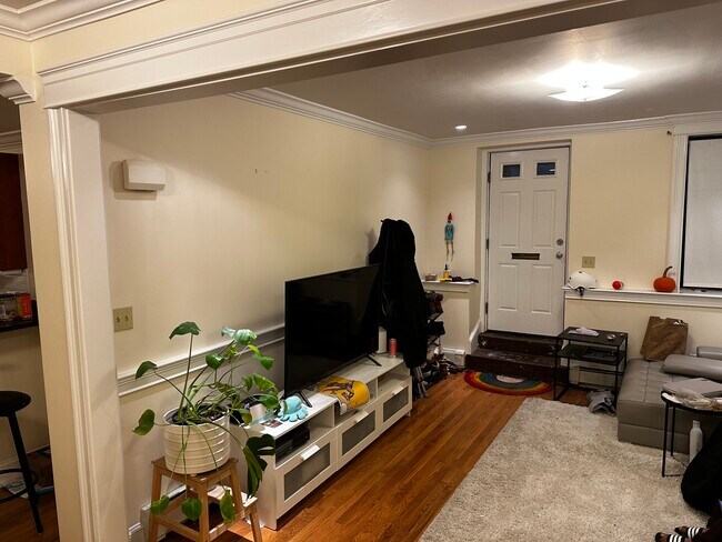 Building Photo - 27 Glenville Ave