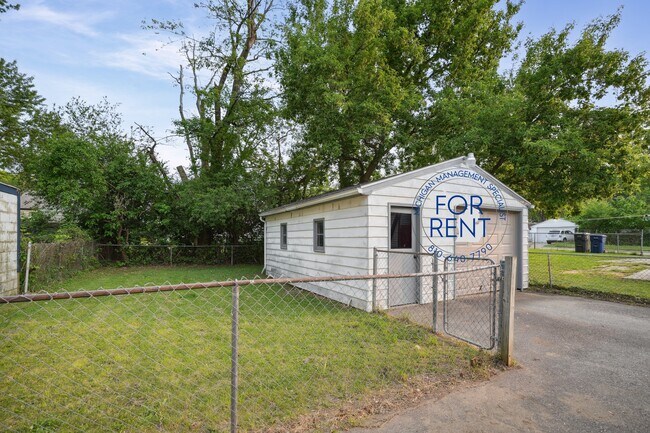 Building Photo - 3717 Larchmont St