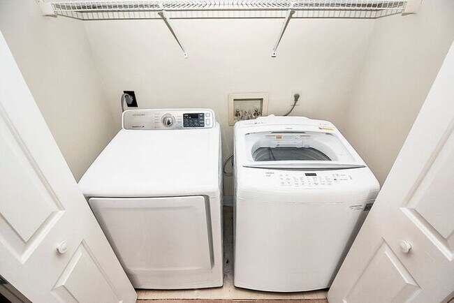 Building Photo - Well Maintained 4BD/2.5BA Home in the Cheshunt Community!