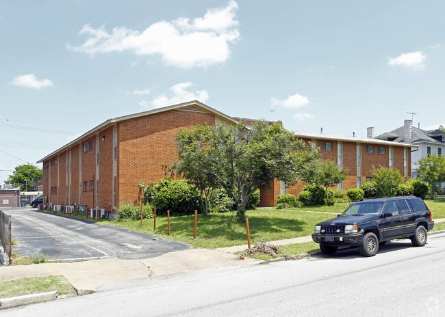 Primary Photo - Courtyard @ 1460 Monroe