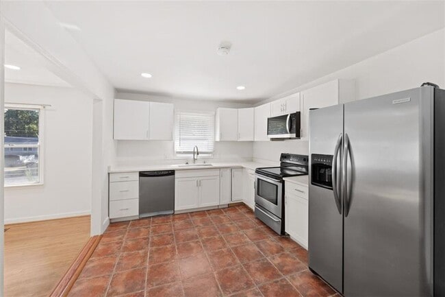 Building Photo - 1416 Woodland Hills Dr NE