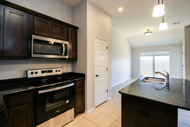 Building Photo - Beautiful 4 bed 2 bath 3 car garage home!!
