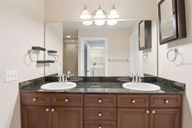 Building Photo - 300 Valencia Cir