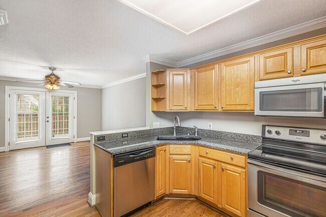 Building Photo - NW Large Updated Home! LR, DR, Den, FP, Ha...