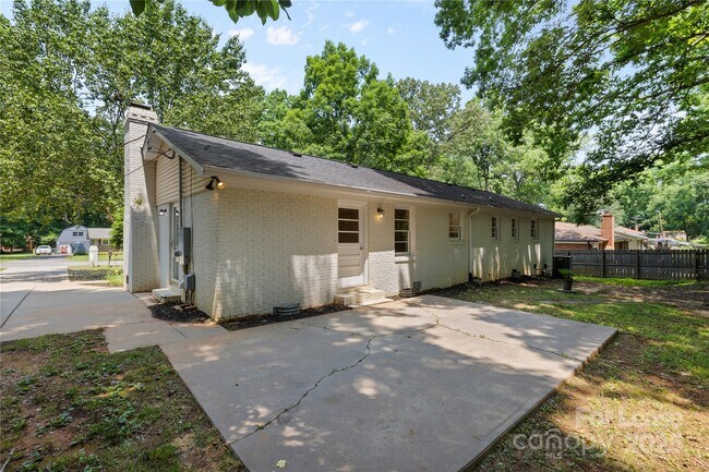 Building Photo - 6101 Davidson Dr