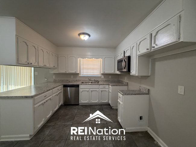 Building Photo - MASSIVE BESSEMER RENTAL! 4BR/2.5BA | High Ceilings & Brick Fireplace | 2-Car Garage!
