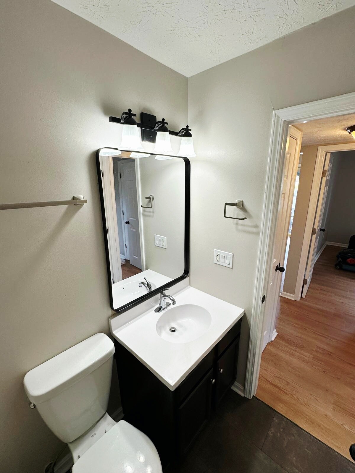 Guest Bathroom - 2022 Bono Rd