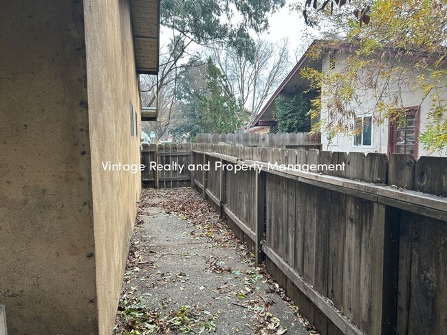 Building Photo - Back On The Rental Market Nice Cozy 3 Bedroom Half Plex Home!!!