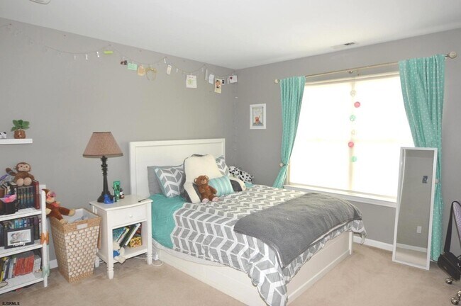 Building Photo - 498 Country Club Dr