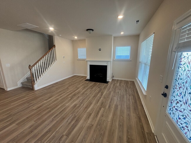 Building Photo - Room in House on Hedge Maple Dr