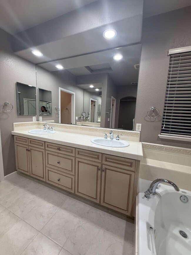 Building Photo - Available today - West Lake Estate 4/3 home