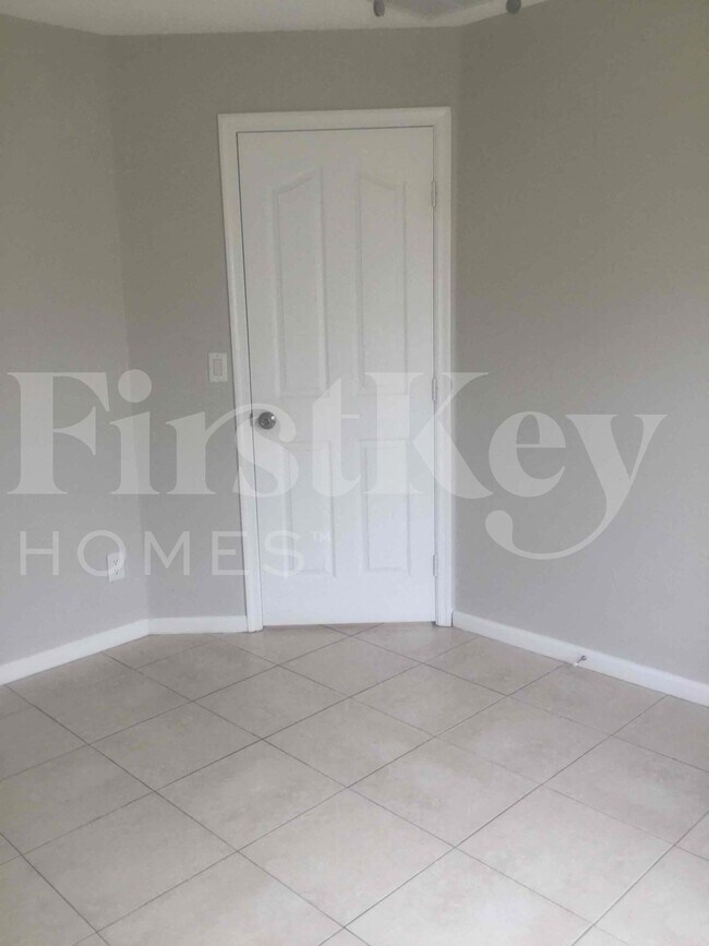 Building Photo - 662 SW Sandbar Terrace