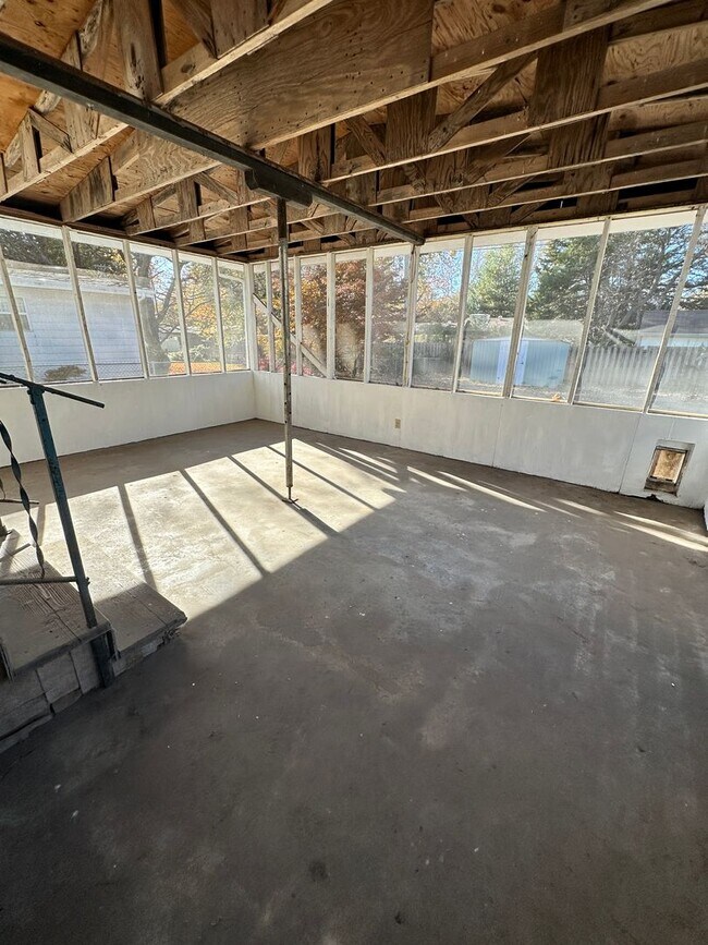 Building Photo - 2-3 bedroom, 1 bath, 1 car garage home for rent