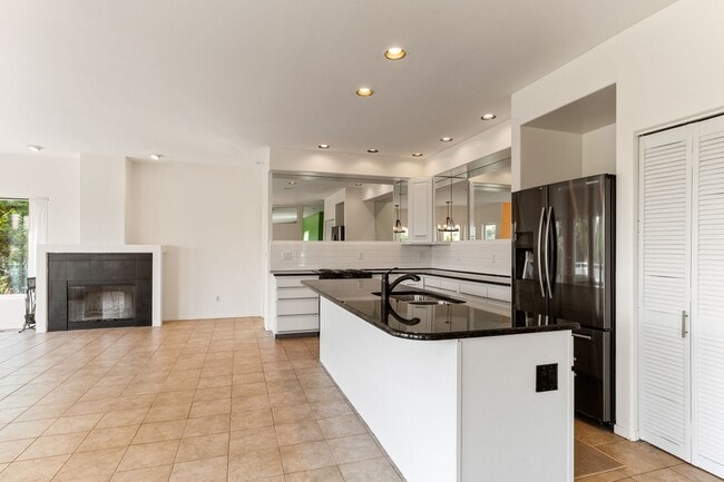 Building Photo - Beautiful 3 Bedroom 3 Bathroom Home With Stunning Views
