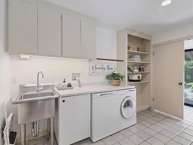 Building Photo - BRIGHT & AIRY HOME IN EXCLUSIVE ENCLAVE SPRAWLING, PRIVATE CULDESAC PROPERTY