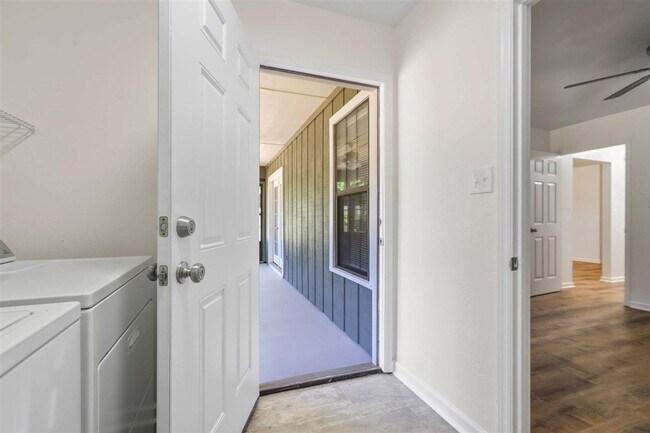 Building Photo - 2556 Panther Creek Rd