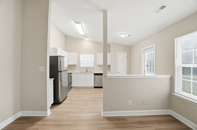 Building Photo - 3 bedroom single family home!