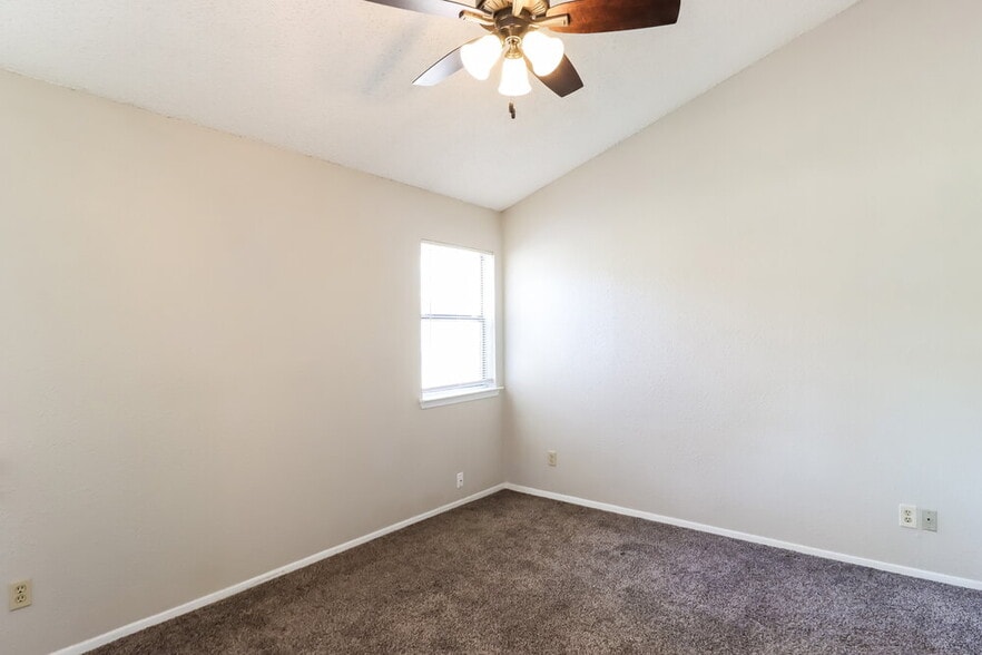 Building Photo - 2605 Mountainview Dr