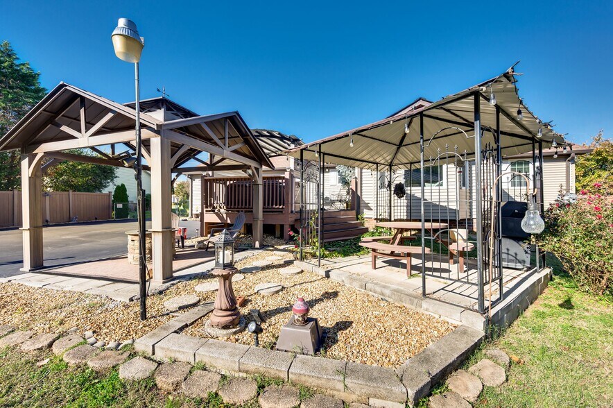 Building Photo - 808 Water View Ter