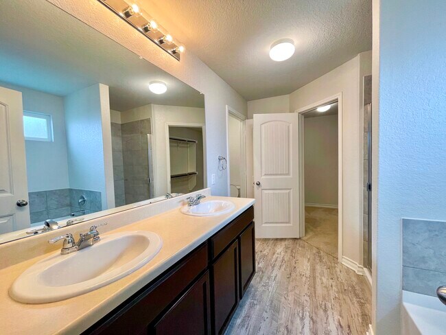 Building Photo - 402 Fly Catcher