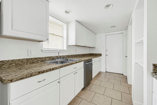 Building Photo - 1718 Foxwood Ct