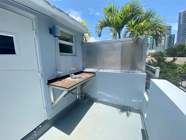 Building Photo - 235 SW 17th Rd