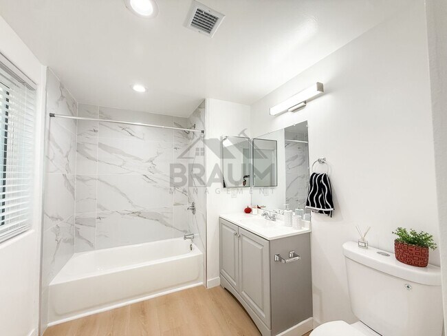 Building Photo - 10849 Fruitland Dr