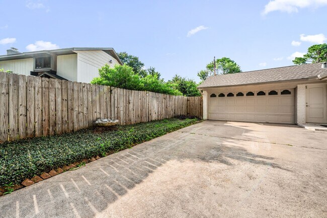 Building Photo - 2227 Parana Dr