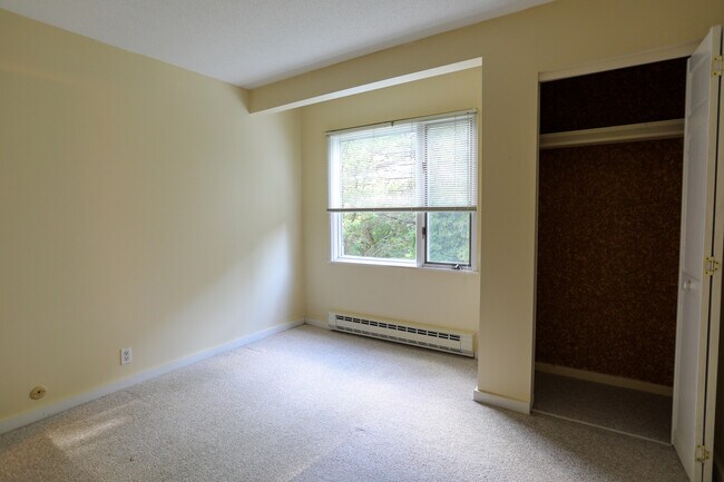 Building Photo - 111 Brook Hollow