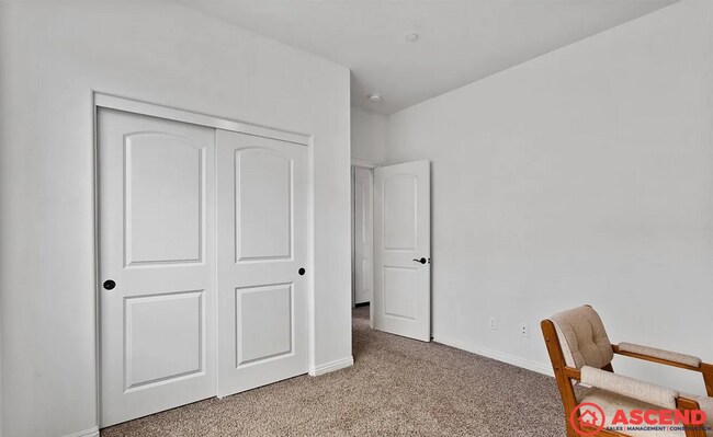 Building Photo - Spacious 3BD/2BA Home in Bakersfield's 93313 — Fully Equipped, Garage & Small Pets Welcome!