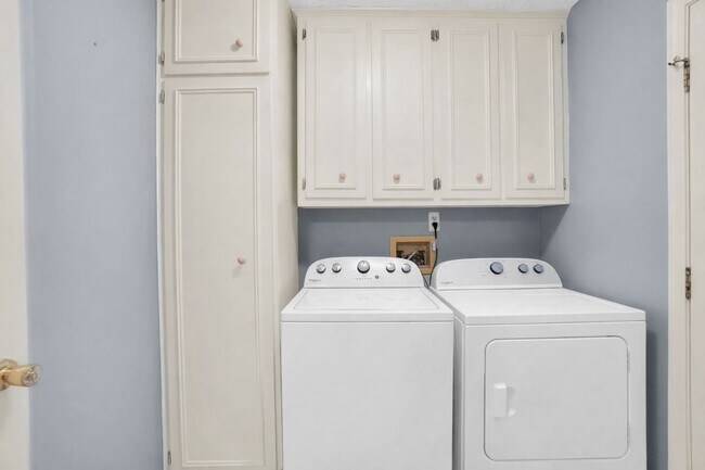 Building Photo - 6509 Enfield Mews