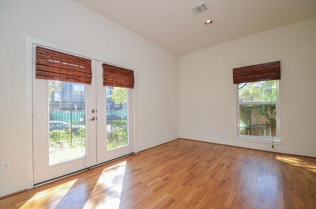 Building Photo - Stylish Corner Townhome Steps from Parks, Dining & Shopping