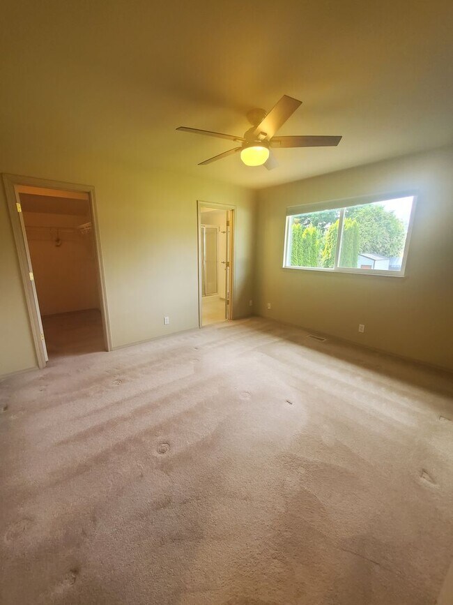 Building Photo - Bright 4BD/2.5BTH Lynnwood Home with Vault...