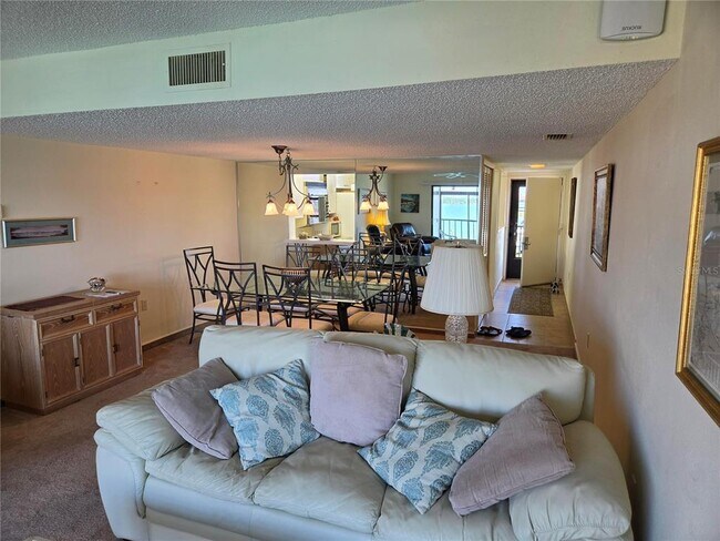 Building Photo - 7700 Sun Island Dr S